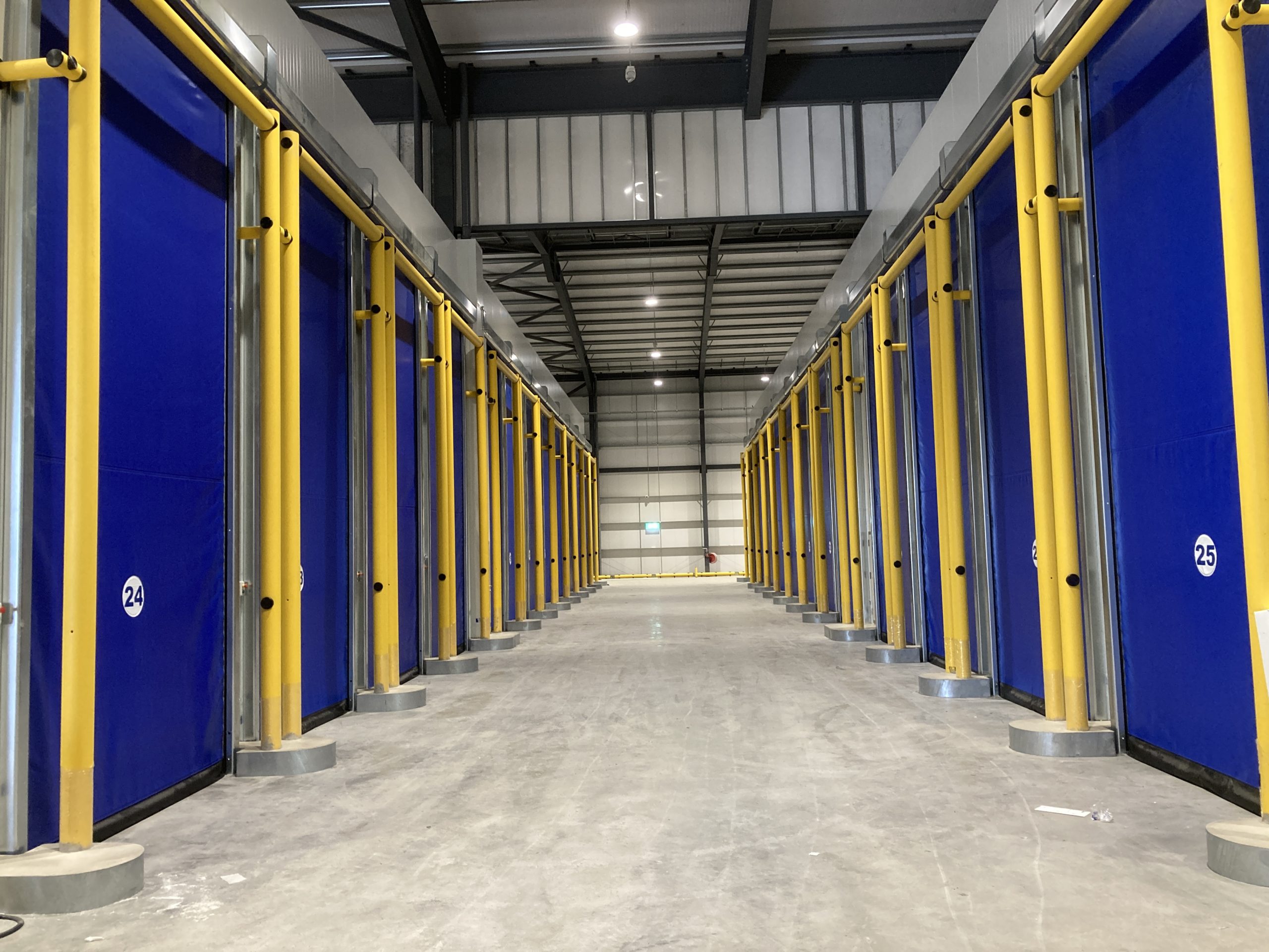 High-speed doors Dynaseal blue for druit ripening